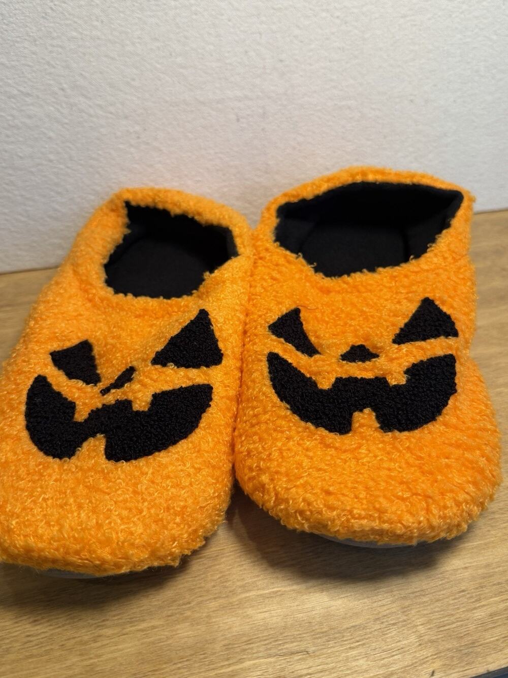Cuffbow Halloween Pumpkin Slippers Women’s US 8.5-9.5 Orange Jack O Lantern New